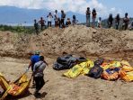 jenasah-korban-gempa-bumi-palu-dimakamkan-secara-massal-di-tpu-poboya-palu-sulawesi-tengah_20181003_101236.jpg