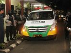 jenazah-dibawa-ke-rs-polri-kramat-jati_20180510_083729.jpg