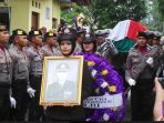 jenazah-iptu-yudi-rospuji-dimakamkan-di-taman-makam-pahlawan-bumiayu-brebes_20180510_133318.jpg