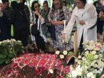 jenazah-istri-chrisye-damayanti-noor-dimakamkan-di-tpu-tanah-kusir.jpg