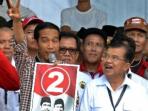 jokowi-jk-dapat-sumbangan.jpg