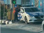 juru-parkir-naik-mobil-polisi-di-cilacap.jpg