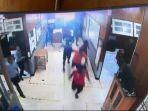 kabur-melarikan-diri-melalui-pintu-depan.jpg
