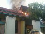 kakek-nenek-yang-rumahnya-terbakar-di-tegal-itu-biasa-masak-menggunakan-tungku-kayu_20160309_150532.jpg