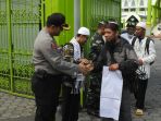 kapolres-karanganyar-melepas-keberangkatan-rombongan-umat-muslim-ke-jakarta_20161201_200255.jpg