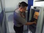 kapolsek-semarang-timur-iptu-agil-widya-mengecek-salah-satu-atm_20180320_191010.jpg