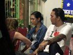 karen-pooroe-atau-karen-idol-nampak-terpukul-saat-ditemui-di-rumah-duka.jpg