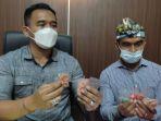 kasat-narkoba-polres-gianyar-akp-i-gusti-ngurah-jaya-winangun-bersama-salah-satu-pelaku-pembagi-kue.jpg
