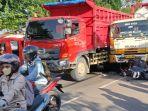 kecelakaan-Dump-truk-dua-sepeda-motor.jpg