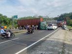kecelakaan-melibatkan-truk-kontainer-dan-truk-tronton-di-jalan-semarang-solo.jpg