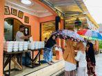 kegiatan-bagi-bagi-nasi-dan-ayam-geprek-untuk-warga-berlokasi-di-kedai-bakso.jpg