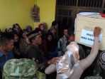 keluarga-pratu-ibnu-hidayat-menangis-sambut-jenazah-tiba-di-rumah-duka-di-mranggen_20170518_094450.jpg