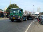 kendaraan-melintas-di-jalan-raya-sampang-buntu-saat-arus-mudik.jpg