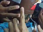 kepala-balita-tersangkut-di-kaleng-biskuit.jpg