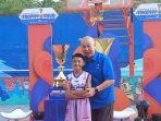 ketua-pb-perbasi-danny-kosasih-bersama-salah-satu-pebasket.jpg