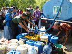 ketua-tim-asistensi-kasad-bagikan-ribuan-liter-air-bersih-di-tmmd-tegal.jpg