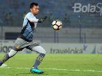 kiper-bhayangkara-fc-awan-setho-raharjo-melakukan-tendangan-gawang.jpg