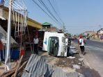 kondisi-mobil-box-muatan-es-kristal-yang-terguling-di-jalan-solo-sragen.jpg