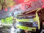kondisi-truk-boks-yang-ringsek-saat-terjadi-laka-lantas-tunggal-di-jalan-dr-suharso.jpg
