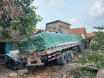 kondisi-truk-tronton-yang-menubruk-dua-rumah-warga-di-jalan-raya-tegal-purwokerto.jpg