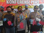 konferensi-pers-di-mapolsek-baki-kasus-pembunuhan-satu-keluarga-di-baki-sukoharjo.jpg