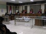 MENGHARUKAN, Wanita Ini Ditandu Masuk Ruang Pengadilan Tipikor, Berbaring di Depan Majelis Hakim