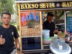 m-suryanto-40-pedagang-bakso-di-depan-gerbang-kampus-universitas-bengkulu.jpg