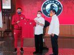 manajer-ahha-ps-pat-menyerahkan-cinderama.jpg