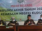 mantan-kades-pajang-tersangka.jpg