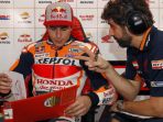 marc-marquez-sedang-berdiskusi-dengan-kepala-krunya-santi-hernandez_20181103_202514.jpg