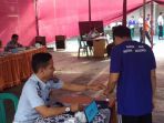 masyarakat-sedang-melakukan-proses-pemilihan-di-tps-23_20180627_120721.jpg