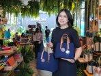 memamerkan-produk-tas1.jpg