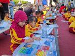 memperingati-Hari-Anak-Nasional-dengan-melakukan-pemberian-makanan.jpg