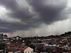mendung-hujan-gelap-di-semarang_20150424_145746.jpg