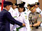 mengukuhkan-Paskibraka-Nasional-2024-kepada-Violetha-Agryka-Sianturi.jpg