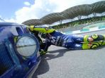 momen-saat-valentino-rossi-terjatuh-dari-motornya-dalam-sesi-balapan-motogp-malaysia-2018_20181104_135130.jpg