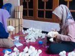mpat-Akhmad-Husain-66-terlihat-sedang-mengerjakan-bagian-masing.jpg