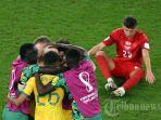 para-pemain-australia-melakukan-selebrasi-saat-gelandang-denmark-jesper.jpg