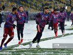 para-pemain-bayern-munich-melakukan-pemanasan.jpg
