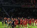 para-pemain-pelatih-dan-ofisial-timnas-u-20-indonesia-mengelilingi-stadion.jpg