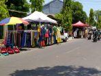 pedagang-pasar-tiban-menggelar-dagangan-di-jalan-kurinci-kota-pekalongan-minggu-1011-lalu.jpg