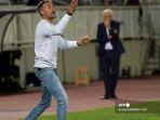 pelatih-kepala-spanyol-luis-enrique-memberi-isyarat-selama-pertandingan.jpg