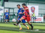 pemain-bola-alfamart-merah-berebut-bola-dengan-pemain-jurnalis-fc.jpg