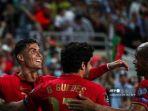 pemain-depan-portugal-cristiano-ronaldo-kiri-merayakan-dengan-rekan-satu-timnya.jpg