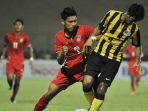 pemain-malaysia-dan-myanmar-berebut-bola-pada-laga-final-piala-aff-u-19_20180714_215511.jpg