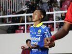 pemain-persib-bandung-beckham-putra-nugraha-memasuki-lapangan-jelang-laga.jpg