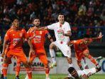 pemain-persija-jakarta-dan-borneo-fc-bersaing-mendapatkan-bola-lambung.jpg