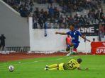 pemain-psis-semarang-andreas-chrismanto-ado-menghindar-dari-kawalan-pemain-barito-putera.jpg