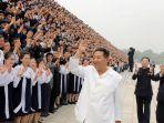 pemimpin-korea-utara-kim-jong-un-melambaikan-tangan-saat-menghadiri-sesi.jpg
