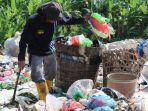 pemulung-memungut-sampah-plastik-di-kawasan-tpa-jatibarang-kedungpane.jpg